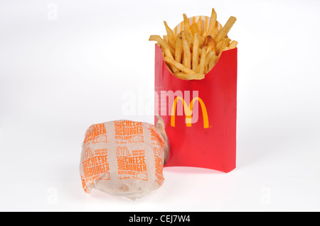 McDonalds double Cheeseburger in Papierverpackung mit großen Pommes Frites auf weißem Hintergrund USA Stockfoto