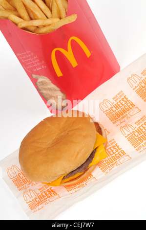 McDonalds double Cheeseburger auf Papierverpackung mit großen Pommes Frites auf weißem Hintergrund USA Stockfoto