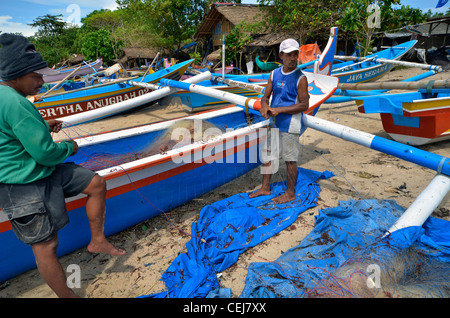 Fischer reparieren Netze, Strand von Jimbaran, Bali, Indonesien Stockfoto