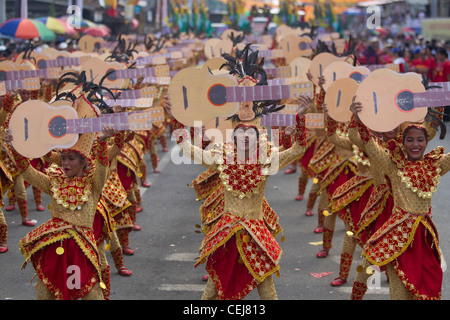 Straße Tänzerinnen Sinulog Grande Parade 2012 Stockfoto