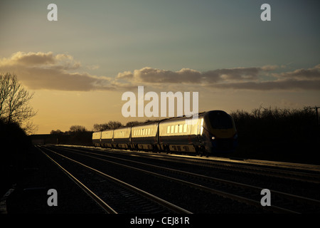 East Midlands Züge Klasse 222 Meridian fängt am frühen Morgen Glint Sonnenlicht bei Cossington Fuß überqueren. Stockfoto