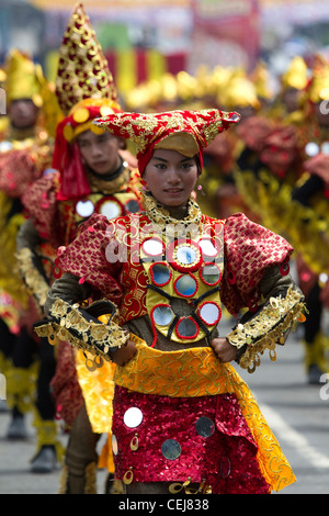 Straße Tänzerinnen Sinulog Grande Parade 2012 Stockfoto