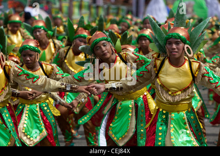 Straße Tänzerinnen Sinulog Grande Parade 2012 Stockfoto