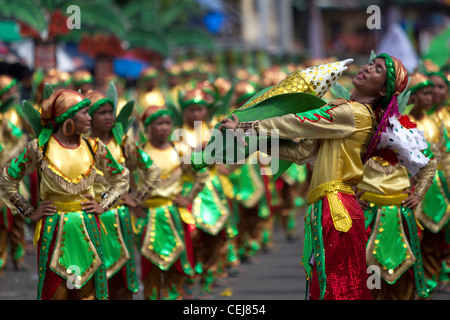 Straße Tänzerinnen Sinulog Grande Parade 2012 Stockfoto