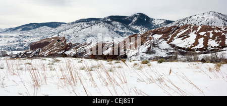 Red Rocks Park Berglandschaft im Winter (zusammengesetzte Panoramabild) - in der Nähe von Morrison, Colorado USA Stockfoto