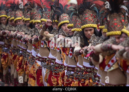 Straße Tänzerinnen Sinulog Grande Parade 2012 Stockfoto