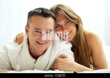 Glückliches Paar Blick in die Kamera mit einem Lächeln Stockfoto