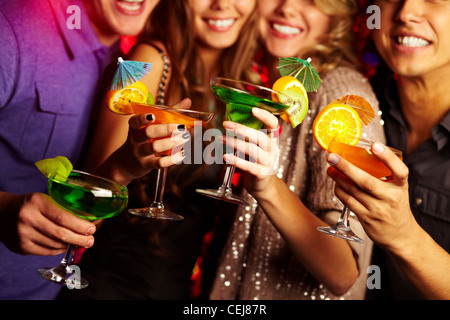 Junge Leute, die Spaß auf einer Party mit cocktails Stockfoto