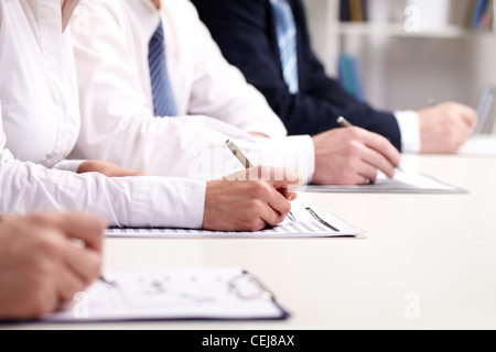 Geschäftsleute, die Teilnahme an einem Seminar und Notizen Stockfoto