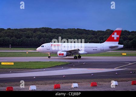 Verkehrsflugzeug (Swiss International Airlines) auf der Start-und Landebahn am Flughafen Düsseldorf, Deutschland. Stockfoto