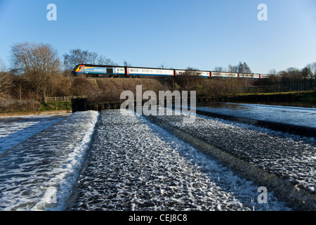 East Midlands Züge Hochgeschwindigkeitszug Weitergabe Pillings Lock Weir River Soar, Barrow auf Soar, Leicestershire. Stockfoto