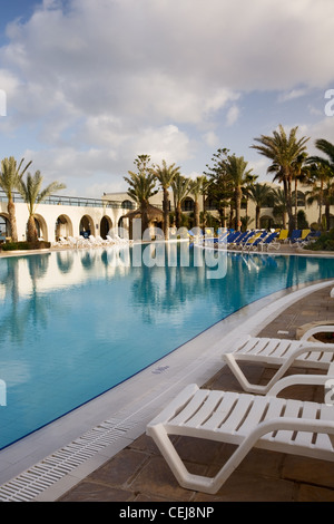 Lounge Stühle neben Hotelschwimmbad, Insel Djerba, Tunesien, Afrika Stockfoto