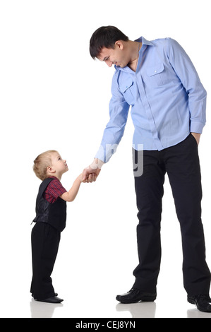 Mann und kleiner Junge Handschlag isoliert auf dem weißen Stockfoto