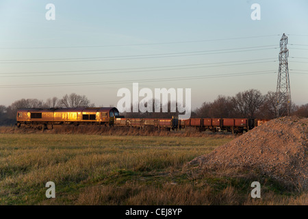 66250 wartet auf einen Pfad auf der belebten Derby - Birmingham Route an Stenson Kreuzung, Derby mit 6K 50 15,12 Toton, Crewe Stockfoto