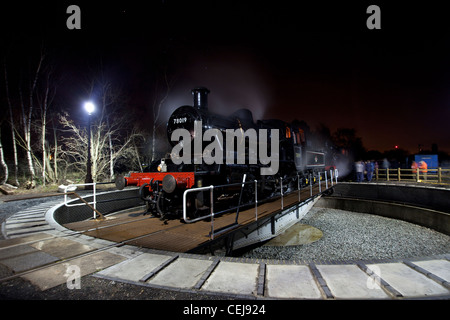 Dampf-Lokomotive 78019 aufgeschlagen auf dem neuen Quorn Plattenteller auf der Great Central Railway, Quorn, Loughborough, Leicestershire Stockfoto