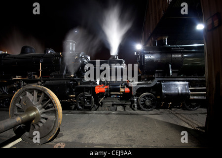 Großer Hauptbahnhof Dampf Lokomotiven Lokschuppen, Loughborough, Leicestershire in der Nacht. Stockfoto