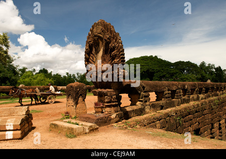 Eine Pferdekarre überquert Die Kampong Kdei Brücke, die den Fluss Chikreng überspannt und wurde während des Alten Khmer Imperiums, der Provinz Siem Reap, Kambodscha erbaut. Stockfoto