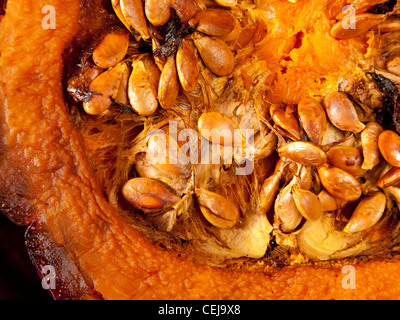 geschnittenen halben Kürbis gerösteten Kürbis Makro Nahaufnahme Samen Stockfoto