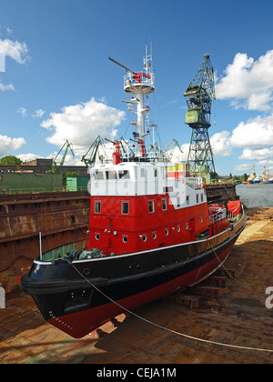 Feuerlöschboot auf dem Dock auf der Werft in Danzig, Polen. Stockfoto