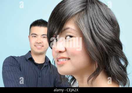 Kopf einer jungen asiatischen Frau im Vordergrund und einen asiatischen Mann im Hintergrund Stockfoto