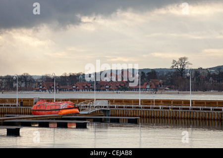 Marina auf dem Hintergrund des Strandes in Sopot, Polen. Stockfoto