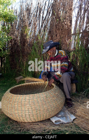 Mann einen Korb, Weben, Basotho Cultural Village, Qwa Qwa, Free State Ostprovinz Stockfoto