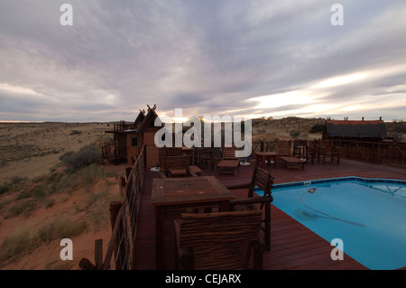 Pool-Bereich am Xaus Lodge, Kgalagadi Transfrontier Park, Northern Cape Stockfoto