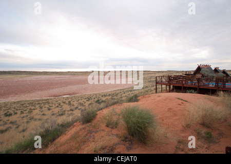 Blick auf die Salzpfanne mit Xaus Lodge im nördlichen Kap: Frame, Kgalagadi Transfrontier Park, Stockfoto