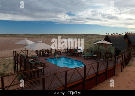 Pool-Bereich am Xaus Lodge, Kgalagadi Transfrontier Park, Northern Cape Stockfoto