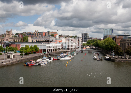 Blick auf zentrale Bristol mit dem schmalen Kai des Hafens im Vordergrund: UK Stockfoto