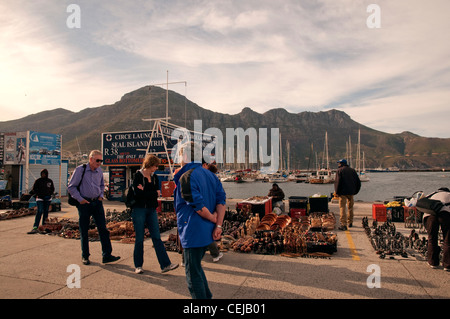 Touristen kaufen Kuriositäten am Hafen von Hout Bay, Kapstadt, Westkap Stockfoto