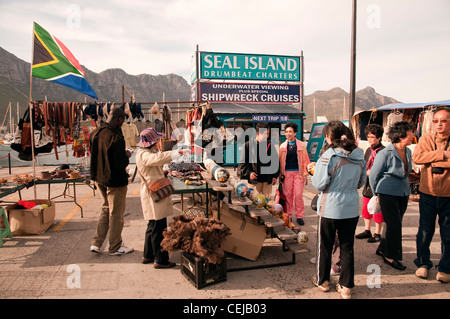 Touristen kaufen Kuriositäten am Hafen von Hout Bay, Kapstadt, Westkap Stockfoto