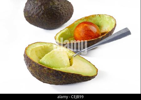 köstliche Avocado auf weißem Hintergrund Stockfoto