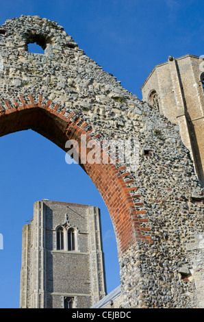 Wymondham Abbey, Norfolk, England, aus dem Osten angesehen und zeigt die Mittel- und Westtürmen. Stockfoto