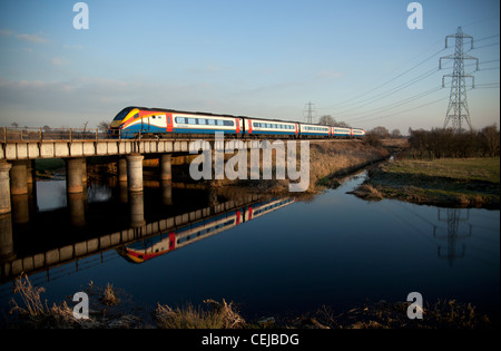 East Midlands Züge Klasse 222 Meridian DMU Personenzug reflektiert in den Fluss ragen Normanton auf Soar, Loughborough, England Stockfoto