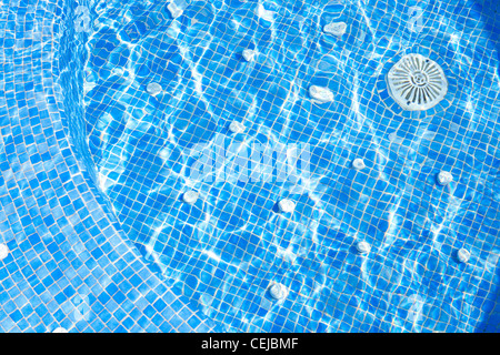 blaue Fliesen Pool Wasser plätschern Textur Hintergrund Stockfoto