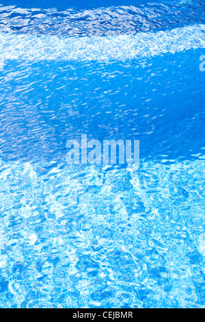 blaue Fliesen Pool Wasser plätschern Textur Hintergrund Stockfoto