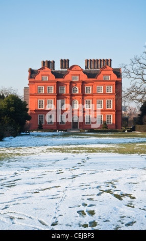 Der Königspalast (Kew Palace) - ein Winter-Blick mit verschneiten Vordergrund - bei Kew Gardens, Surrey, London. Stockfoto