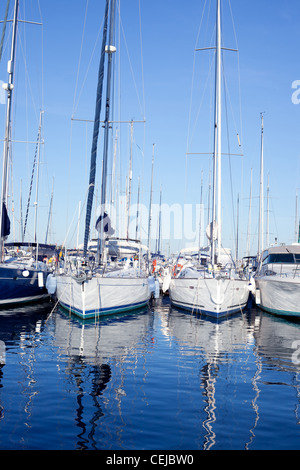 Blaues Meer Boote vertäut im Mittelmeer Marina in Spanien Stockfoto