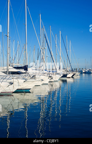 Blaues Meer Boote vertäut im Mittelmeer Marina in Spanien Stockfoto