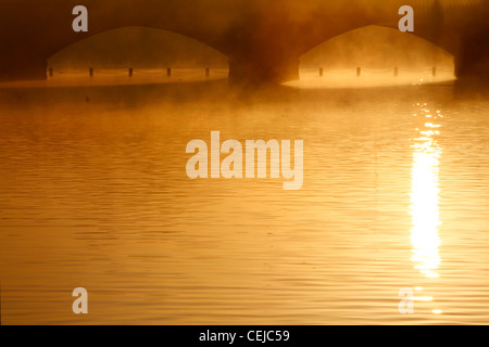 Nebligen Sunsrise am langen Wasser von Serpentine Bridge, Kensington Gardens, London, UK Stockfoto