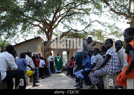 Der Süden des Sudan, Bahr al Ghazal region, Seen, Stadt Rumbek, katholische Messe in einem Dachlosen Kirche, die während des Krieges mit dem Nordsudan zerstört wurde. Stockfoto