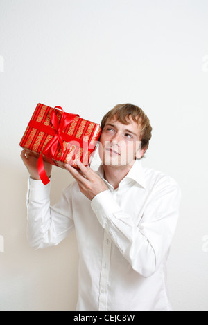 Ein Mann versucht zu erraten, ein Geschenk Stockfoto