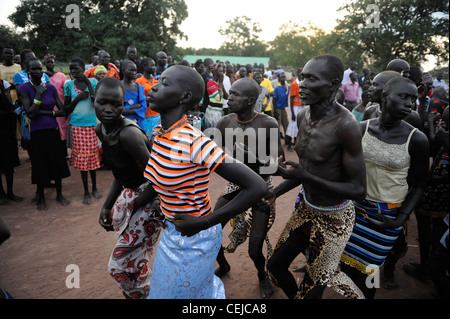 Afrika Süd SUDAN Bahr al Ghazal Region, Lakes State, Dorf Mapourdit, Dinka Menschen feiern Erntefest mit Tänzen Stockfoto