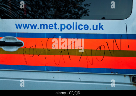 Polizei-Transporter mit Graffiti in Millbank, London, während der Studentenproteste gegen Studiengebühren am 10. November 2010. Stockfoto