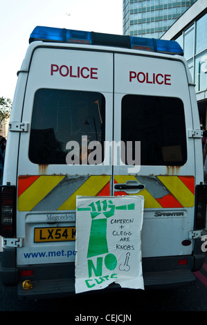 Polizei-Transporter mit Anti-Kürzungen Poster in Millbank, London, während der Studentenproteste gegen Studiengebühren am 10. November 2010. Stockfoto