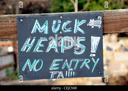 Schild mit der Aufschrift Dreck Haufen kein Eintrag, Hackney City Farm London England UK Stockfoto