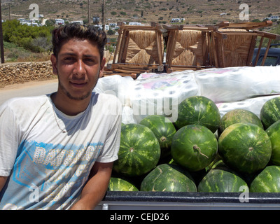 Griechenland-Kykladen-Sikinos ein Zigeuner junge verkaufen Wassermelonen Stockfoto