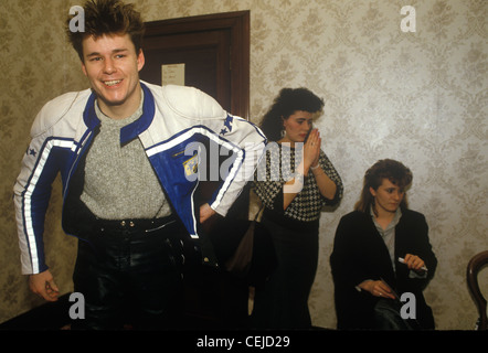 Stuart Adamson von Big Country Rock Pop Band auf Tour Schottland 1980s UK. Glasgow Garderobe hinter der Bühne, Mädchen-Fans nach der Live-Show. Um 1985. HOMER SYKES Stockfoto