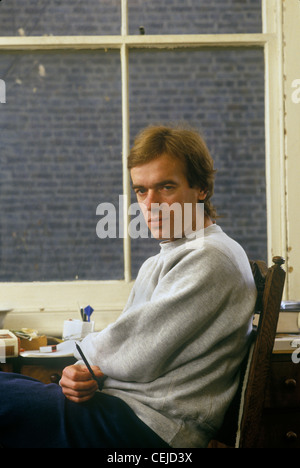 Martin Amis Portrait des Autors in seiner Bürowohnung in Notting Hill West London 54a Leamington Road Villas, London W11. Ca. 1986 GB. HOMER SYKES Stockfoto